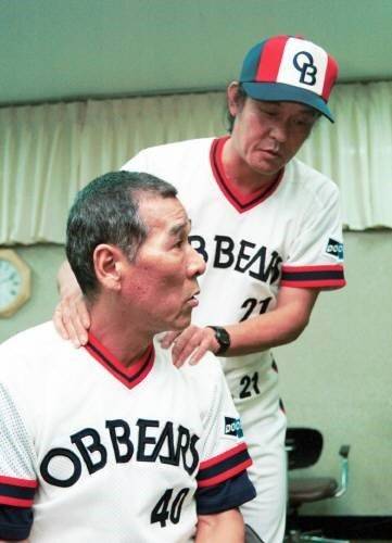 1982년 한국시리즈 우승의 주역인 박철순(오른쪽)과 김영덕 감독. KBO 제공