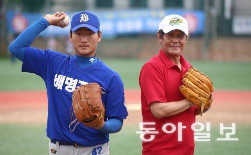 박철순(오른쪽)이 배명고 후배 곽빈(두산)과 찍은 기념 사진. 곽빈은 현재 국가대표 투수로 성장했다. 동아일보 DB