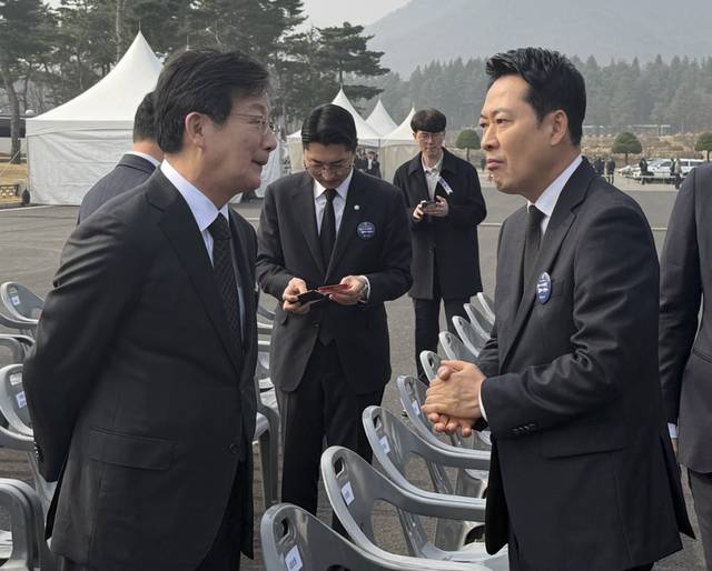 장동혁 국민의힘 대표가 지난달 27일 대전 현충원에서 열린 서해수호의 날 기념식장에서 유승민(왼쪽) 전 의원을 만나 대화하고 있다. [연합뉴스]