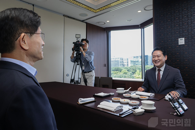 장동혁 국민의힘 당대표가 작년 9월 서울 여의도의 한 식당에서 김문수(왼쪽) 전 고용노동부 장관을 만나 대화하고 있다. [국민의힘 홈페이지 사진]