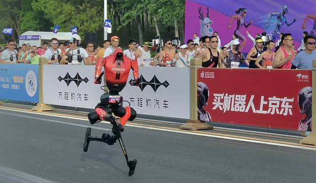 중국 베이징 이좡에서 19일 개최된 ‘제2회 휴머노이드 로봇 하프마라톤 대회’에 참가한 아너의 ‘샨뎬’이 코스를 달리고 있다. 연합뉴스