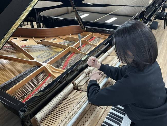 오지운 조율사가 해머 펠트를 바늘로 찌르며 음색을 조절하고 있다. ‘정음’ 작업은 조율의 꽃이라 불린다. 염기원 작가 제공