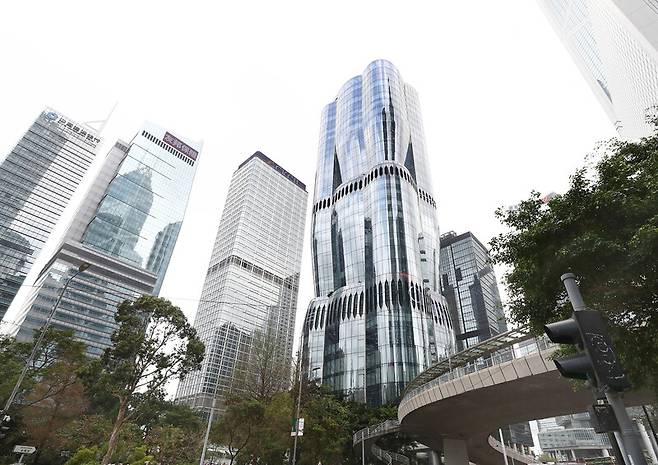 ‘직선’ 위주의 센트럴 번화가에서 ‘곡선’을 지향하는 건축물 ‘더 헨더슨’(왼쪽에서 넷째 빌딩). 2024년 완공된 이 빌딩이 최근 홍콩의 상징처럼 인기를 끌고 있다. 여행객의 관광 명소가 됐다. 박미향 선임기자