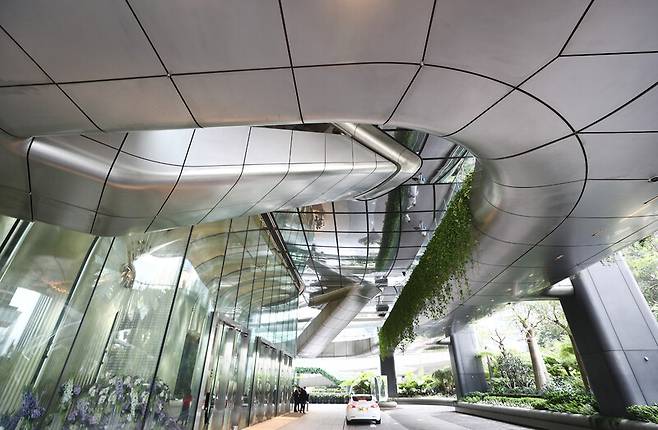 ‘더 헨더슨’의 1층 마당. 박미향 선임기자