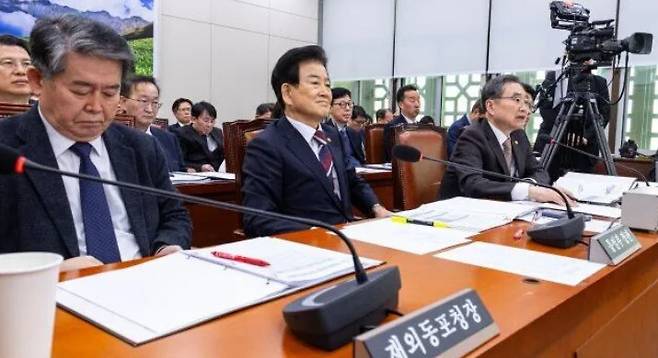 정동영 통일부 장관(가운데)은 3월6일 국회 외교통일위원회에 나와 “지난 2일 국제원자력기구 이사회에서 이 기구 사무총장이 ‘북한이 우라늄농축 시설을 한 군데 더 증설하고 있다’고 보고했다”고 밝혔다. 연합뉴스