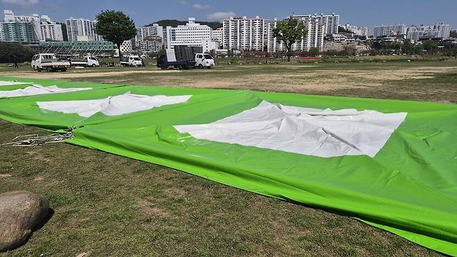 지난 16일 오전 울산 남구 태화강 둔치 한쪽에 주말 행사를 위해 몽골 텐트를 설치하는 작업이 한창이다. 이곳에서 약 200m 떨어진 둔치에는 울산시가 지난해 8억여원을 들여 설치한 알루미늄 대형 텐트가 있다. 주성미 기자