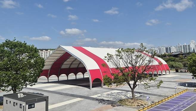 지난 16일 오전 울산 남구 태화강 둔치에 설치된 대형 텐트가 휑하다. 울산시는 2년 전 둔치 바닥 포장공사를 하고, 지난해 10월 알루미늄 재질의 대형 텐트를 설치했다. 주성미 기자
