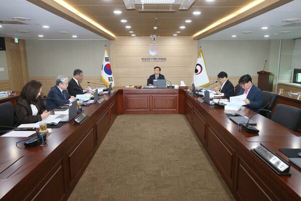 김종철 방송미디어통신위원장이 지난 17일 정부과천청사에서 열린 2026년 제2차 전체회의에서 발언하고 있다. 연합뉴스