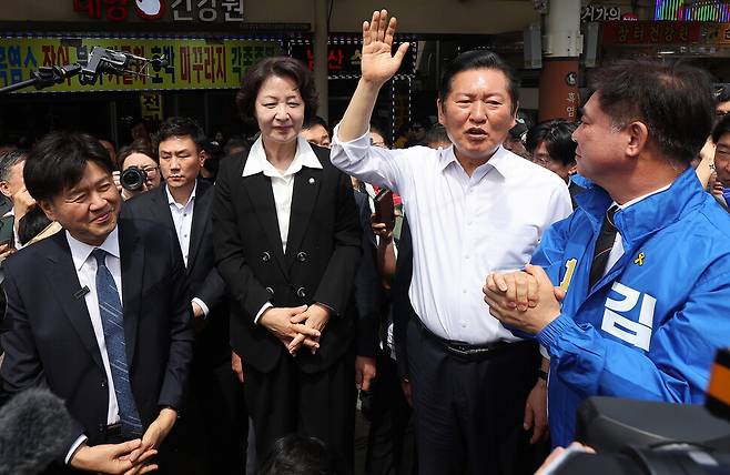 정청래 더불어민주당 대표가 추미애 경기지사 후보, 김병욱 성남시장 후보, 김용 전 민주연구원 부원장 등과 19일 경기도 성남시 모란민속5일장을 방문해 발언하고 있다. 연합뉴스