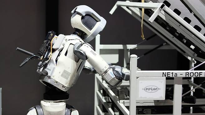 현대차그룹 로보틱스 계열사인 보스턴다이내믹스의 인간형(휴머노이드) 로봇 ‘아틀라스’가 2026년 1월6~9일(현지시각) 미국 라스베이거스에서 열린 세계 최대 가전·정보기술 전시회 ‘시이에스(CES) 2026’에서 자동차부품을 옮기고 있다. 한겨레 이재호 기자 ph@hani.co.kr