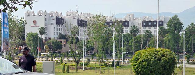 11일 미국과 이란의 첫 종전 협상이 열린 파키스탄 세레나호텔 인근에서 현지 경찰이 경계 근무를 하고 있다. 이슬라마바드=연합뉴스