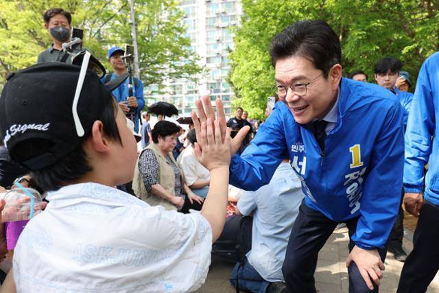정원오 더불어민주당 서울시장 후보가 19일 서울 노원구 불암산 나비정원에서 열린 2026 불암산 철쭉제를 찾아 시민들과 인사하고 있다. 뉴시스
