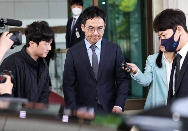 구자현 검찰총장 직무대행이 17일 서울 서초구 대검찰청에서 대장동·대북송금 의혹 사건을 둘러싼 정치권의 국정조사와 관련해 입장을 밝힌 뒤 청사를 나서고 있다. 뉴스1