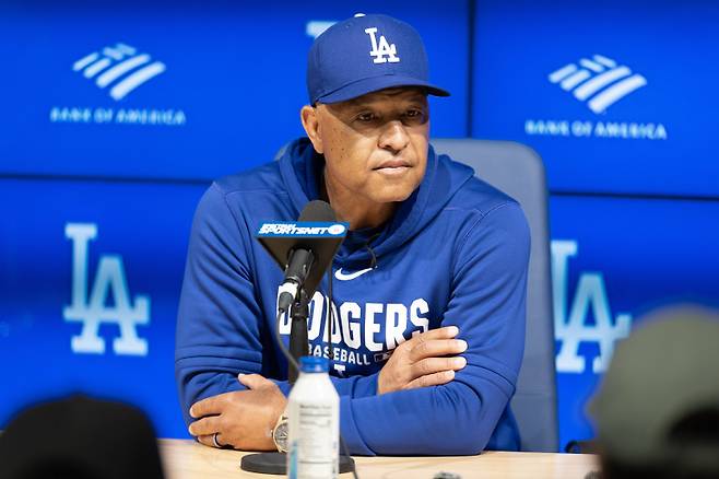 <yonhap photo-2834=""> epa12863177 Los Angeles Dodgers manager Dave Roberts speaks with the media ahead of the MLB game between the Los Angeles Dodgers and Cleveland Guardians in Los Angeles, California, USA, 31 March 2026. EPA/CHRIS TORRES/2026-04-01 08:56:55/ <저작권자 ⓒ 1980~2026 ㈜연합뉴스. 무단 전재 재배포 금지, AI 학습 및 활용 금지></yonhap>