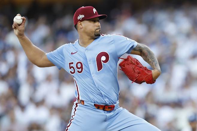 <yonhap photo-2866=""> epa12443649 Philadelphia Phillies relief pitcher Jhoan Duran throws a baseball during the seventh inning of game 4 of the Major League Baseball (MLB) National League Division Series between the Los Angeles Dodgers and the Philadelphia Phillies in Los Angeles, California, USA, 09 October 2025. EPA/CAROLINE BREHMAN/2025-10-10 09:36:13/ <저작권자 ⓒ 1980~2025 ㈜연합뉴스. 무단 전재 재배포 금지, AI 학습 및 활용 금지></yonhap>