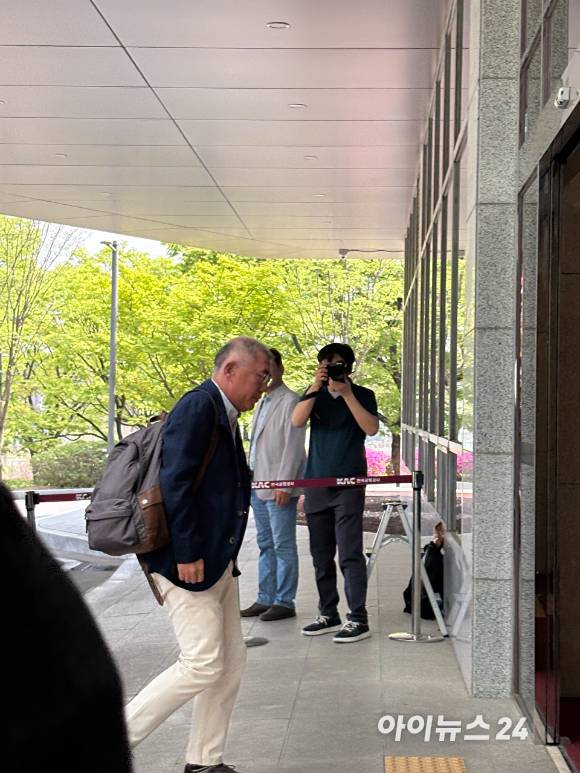 정의선 현대차그룹 회장이 19일 서울 강서구 김포국제비즈니스항공센터를 통해 인도로 출국하고 있다. [사진=권서아 기자]