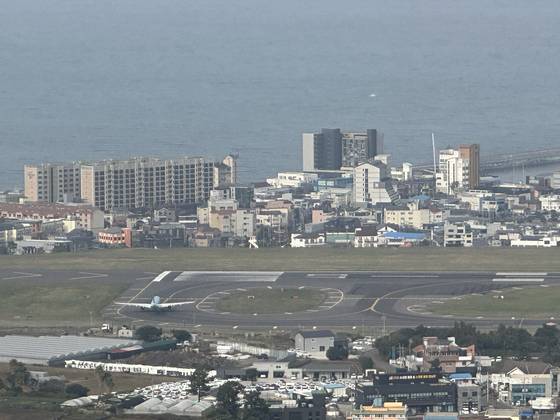 제주국제공항 활주로에서 이륙을 준비하는 항공기. 최충일 기자