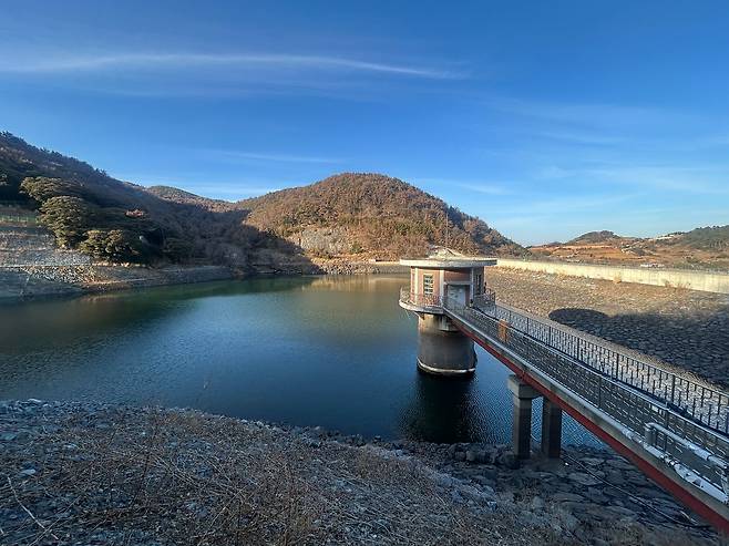 지난 1월 말 저수율이 30% 이하로 떨어진 이후인 2월 3일 경남 통영시 욕지도의 욕지댐(욕지저수지) 모습. 사진 통영시