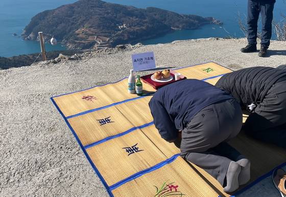 2022년 3월 경남 통영 욕지면 욕지도의 천왕산 정상에서 섬 주민들이 '기우제'를 지내고 있다. 사진 통영시