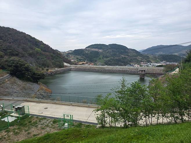 지난 15일 평시 저수율을 회복한 경남 통영시 욕지도에 있는 욕지댐(욕지저수지) 모습. 사진 통영시