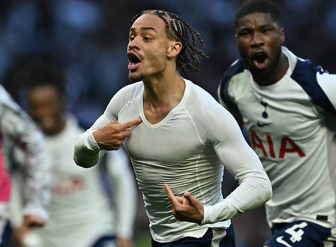 유니폼 상의를 벗고 세리머니를 펼치는 시몬스. AFP=연합뉴스