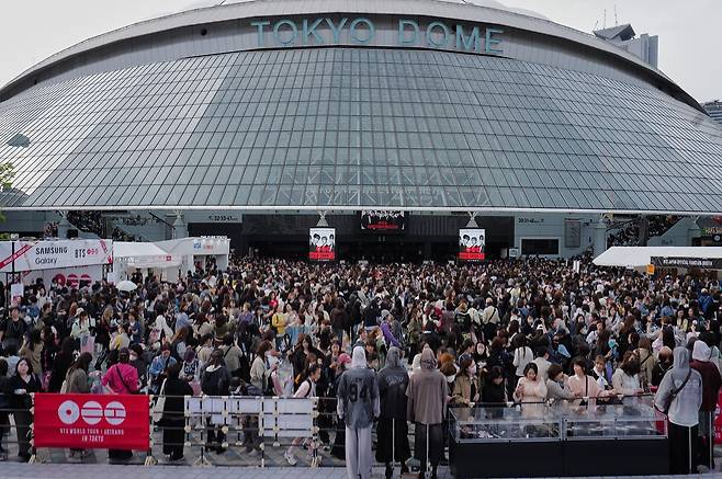 17일(현지시간) 일본 도쿄 돔 앞에서 K팝 팬들이 방탄소년단 월드 투어를 보기 위해 모여들고 있다. AP=연합뉴스