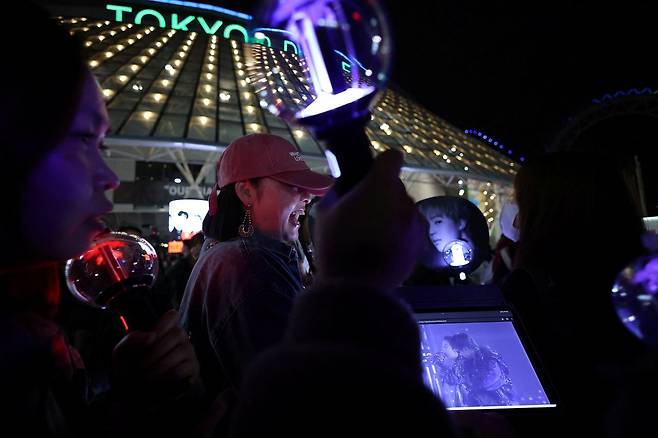 17일(현지시간) 일본 도쿄에서 열린 BTS 월드 투어 '아리랑' 콘서트 당시, 티켓을 구하지 못해 공연장에 입장하지 못한 팬들이 도쿄돔 밖에서 콘서트 생중계를 보며 아쉬워하고 있다. 로이터=연합뉴스