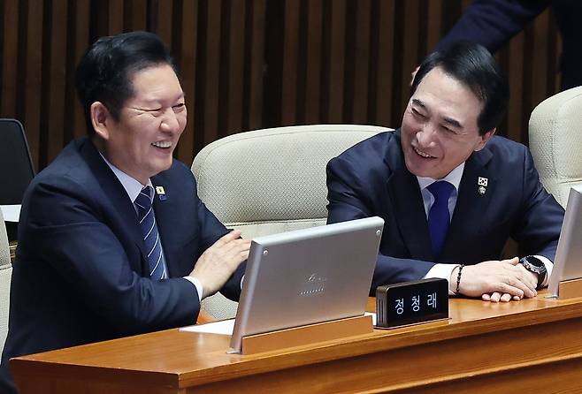 정청래 더불어민주당 대표(왼쪽)가 12일 오후 국회 본회의장에서 박수현 의원과 대화하고 있다. 임현동 기자. 2026.03.12.