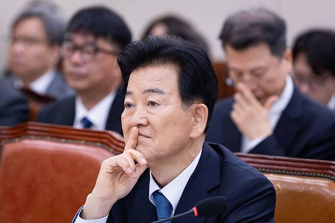 정동영 통일부 장관이 15일 서울 여의도 국회에서 열린 제434회 국회(임시회) 외교통일위원회 제1차 전체회의에 출석해 의원 질의를 경청하고 있다. 뉴스1