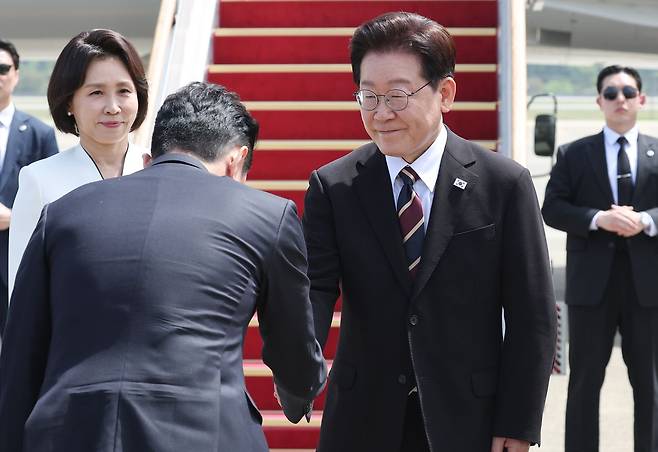 인도·베트남 순방길에 오른 이재명 대통령이 19일 경기 성남 서울공항을 통해 출국하며 환송객들과 인사를 나누고 있다. 뉴스1