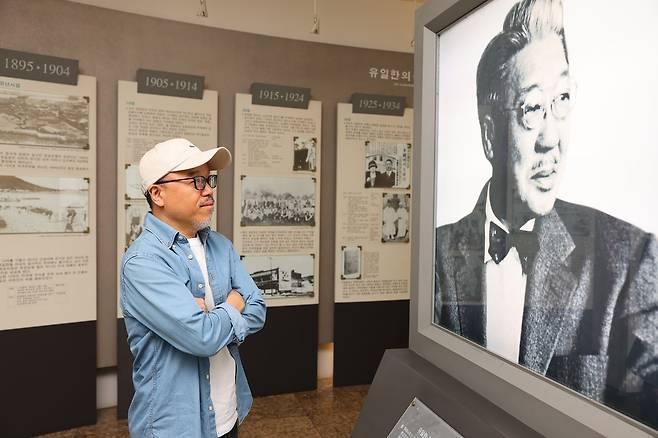 웹툰 ‘NEW 일한’을 그린 윤태호가 서울 대방동 유한양행 본사 1층에 있는 ‘유일한 기념관’에서 유일한 박사의 사진을 바라보고 있다. 사진 유한양행