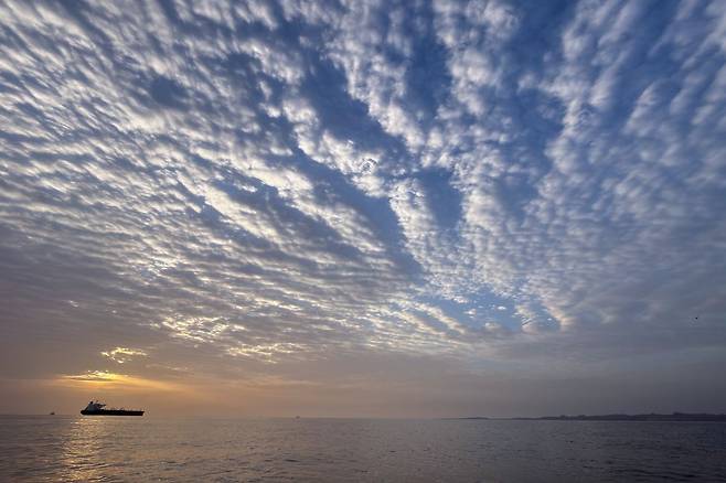 18일(현지시간) 호르무즈해협 내 이란 영토인 케슘섬 인근 해역을 유조선 한 척이 이동하고 있다. AP=연합뉴스