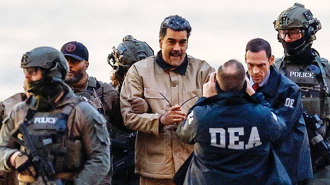 지난 1월 5일 체포돼 미국 뉴욕시 맨해튼의 헬기 승강장에 도착한 니콜라스 마두로 베네수엘라 대통령 모습. 로이터=연합뉴스