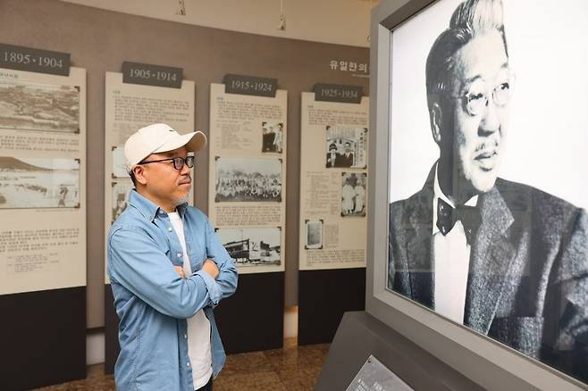 서울 대방동 유한양행 본사 1층에 있는 '유일한 기념관'에서 유일한 박사를 바라보고 있는 윤태호 작가. ⓒ 윤태호/SUPERCOMIX STUDIO Corp. 유한양행 제공