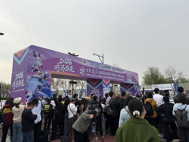19일 중국 베이징 중심가에서 동남쪽으로 약 20㎞ 떨어진 이좡 경제기술개발지구에서 제2회 휴머노이드(인간형) 로봇 하프 마라톤이 열렸다. 1년 만에 출전 로봇들의 안정성과 경기 기록이 확연히 향상됐다. 베이징=김은정 특파원