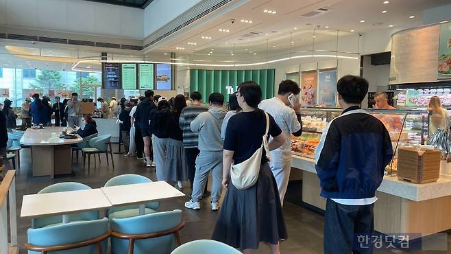 17일 오전 10시 30분, 뚜레쥬르 본점 '아그작' 시리즈 오픈런 현장. /사진=박상경 기자