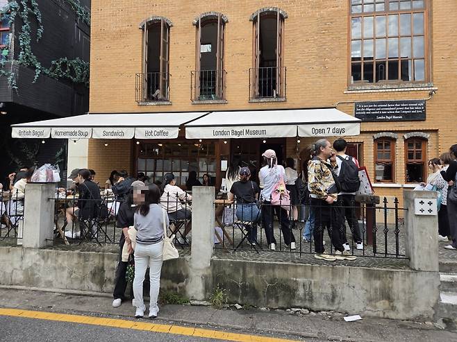 서울 강남구에 있는 유명 빵집 앞에 고객들이 몰려 있다. 사진=박수림 기자