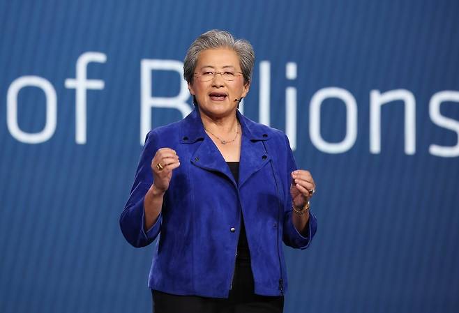 리사 수 AMD 최고경영자(CEO)가 CES 2026 개막을 하루 앞둔 1월 5일(현지 시간) 미국 라스베이거스 베네시안 호텔에서 키노트 연설하며 AI 칩을 들고 있다. 사진=연합뉴스