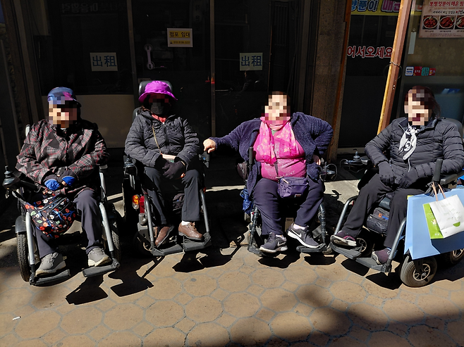 한국 국적이 아니라는 이유로 구립 복지관에서 무료 급식을 거부당한 중국 동포 김모씨(왼쪽에서 세 번째)가 동료 장애인들과 모여 있다. 한국지체장애인협회 구로지회 제공