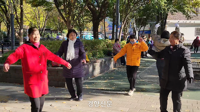 중국 동포들이 서울 영등포구 대림동 다사랑어린이공원에서 광장무를 추는 모습. 오동욱 기자