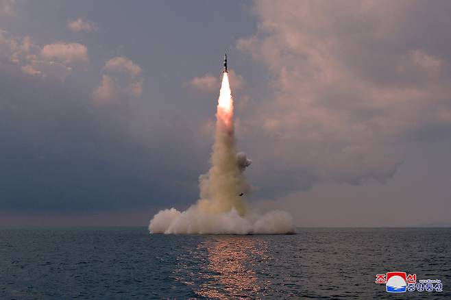 2021년 10월 북한이 잠수함발사탄도미사일(SLBM)을 발사하고 있다. 조선중앙통신·연합뉴스