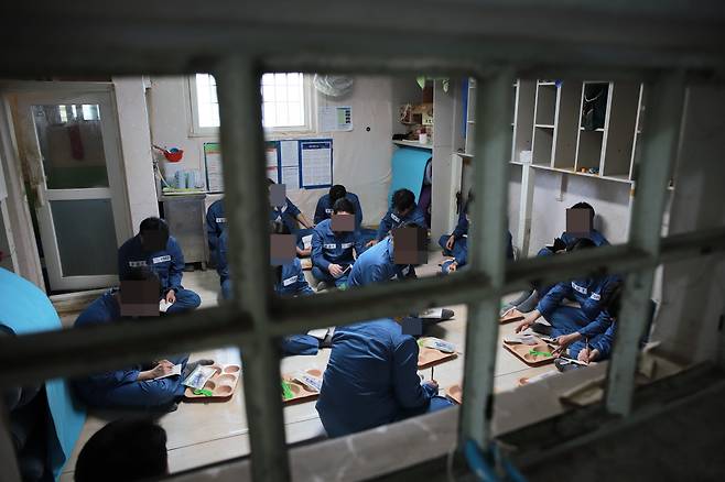 법조출입 기자단이 지난 15일 경기 안양교도소에서 수용자 체험을 하고 있다. 법무부 제공