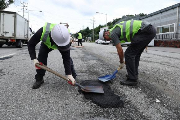 파손 도로 정비.