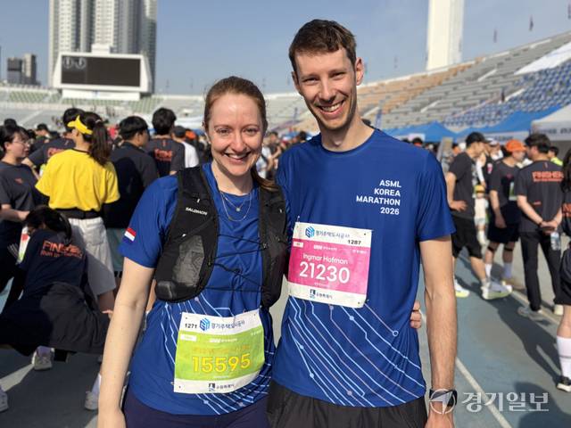 19일 오전 수원종합운동장에서 열린 ‘제24회 경기마라톤대회’에서 독일인 크리스씨(왼쪽)와 네덜란드인 잉마르씨가 웃어보이고 있다. 이실유기자