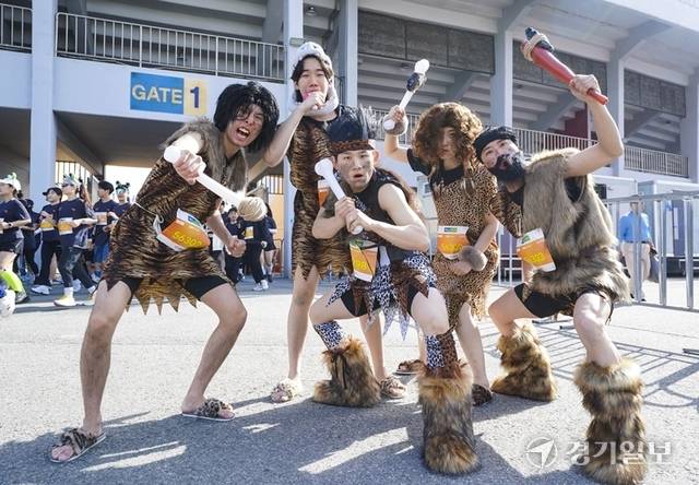 연천구석기축제를 홍보하기 위해 원시인으로 꾸민 참가자들이 포즈를 취하고 있다. 홍기웅기자