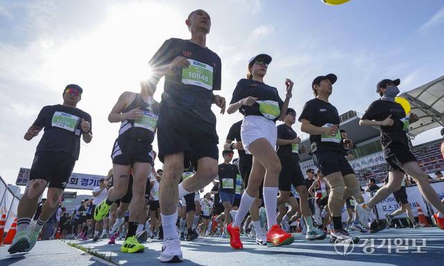19일 오전 수원종합운동장에서 열린 '제24회 경기마라톤대회'에서 참가 선수들이 힘차게 출발하고 있다. 홍기웅기자