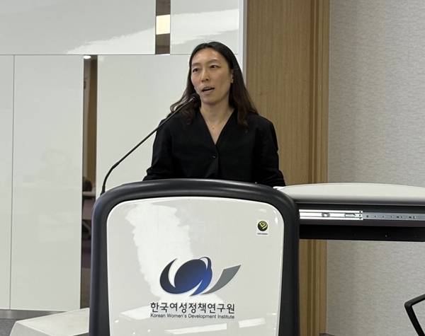 ▲2026년 4월16일 서울 은평구 한국여성정책연구원에서 진행된 개원 43주년 기념 세미나 'AI 시대 디지털 젠더폭력 대응 정책의 전환 모색: 사후 조사에서 사전 예방으로' 발제에 나선김애라 한국여성정책연구원 연구위원. 사진=윤유경 기자.