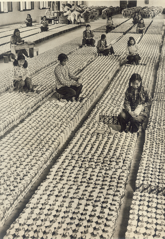 1959년 중국 구이저우에 위치한 마오타이주 생산 공장에서 여공들이 제품을 포장하고 있다.  싱긋