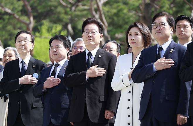 이재명 대통령과 김혜경 여사가 19일 서울 강북구 국립 4·19민주묘지에서 열린 4·19혁명 기념식에서 국기에 경례하고 있다. 2026.4.19 [청와대통신사진기자단]