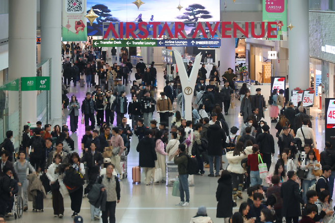 국제선 항공권에 부과되는 유류할증료가 최고치까지 오를 것으로 전망된다. 사진은 지난 설 명절, 연휴를 앞두고 인천국제공항 1터미널 면세구역이 이용객들로 붐비는 모습. [한주형 기자]